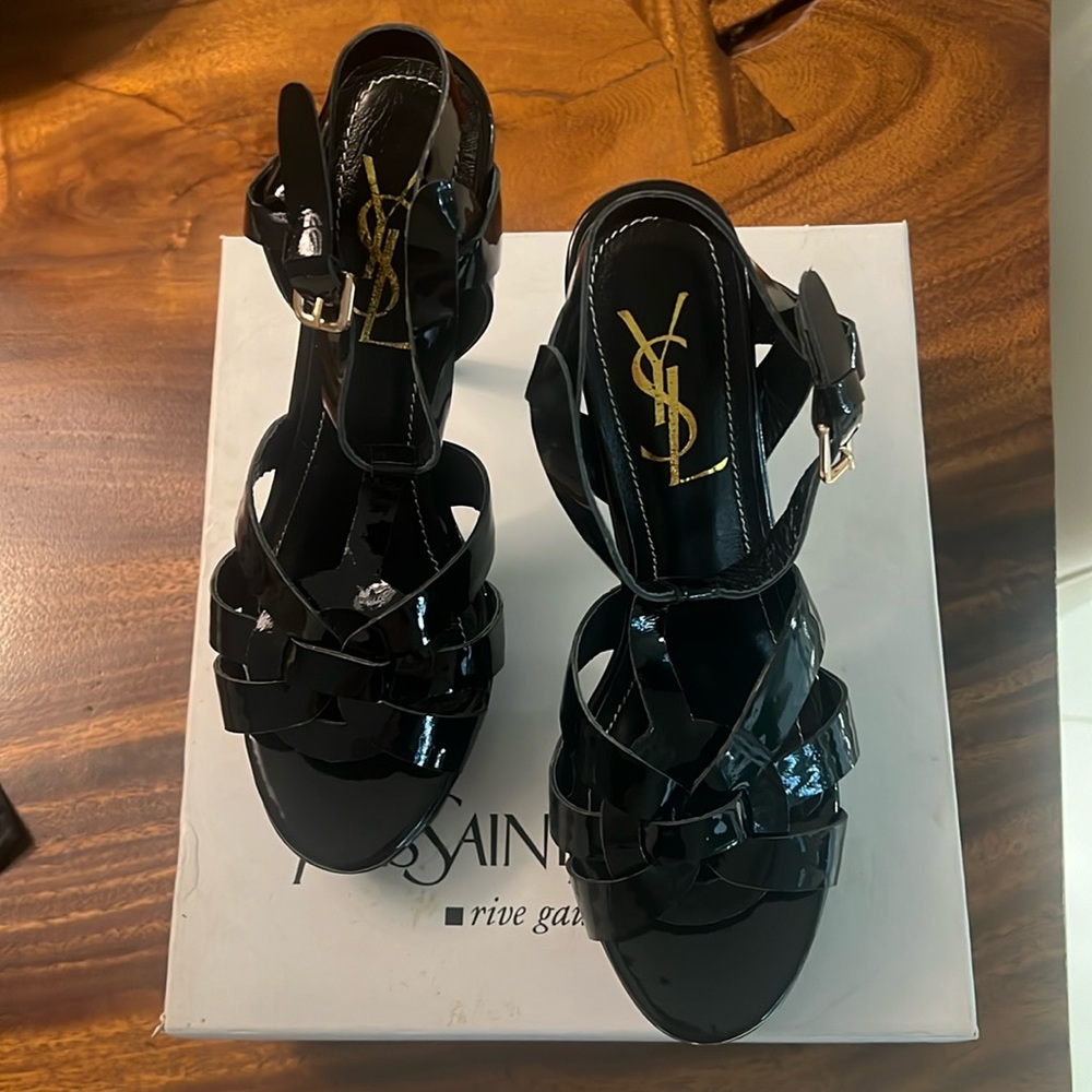TRIBUTE PLATFORM SANDALS IN PATENT LEATHER
